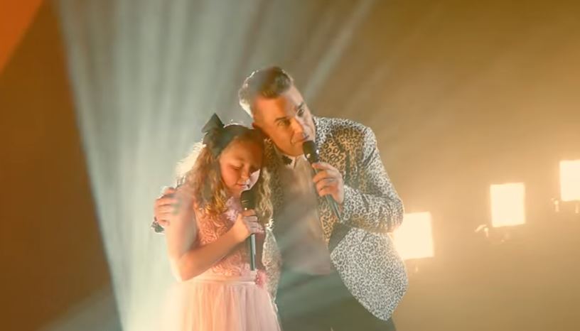 This video of Robbie Williams singing with a fan's daughter will make you cry | Celebrity - Tay FM