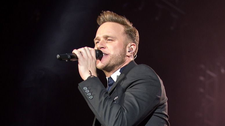 WATCH: Olly Murs does a little dance for his fans wearing just a tiny ...