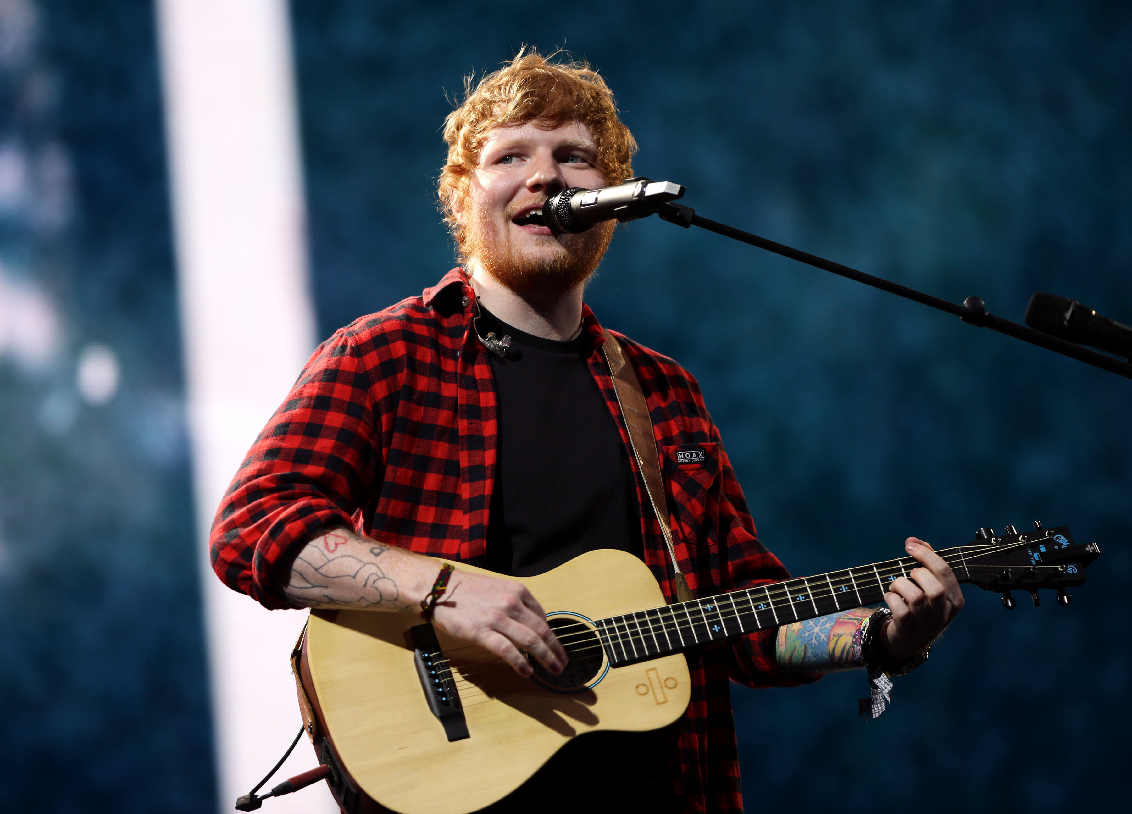 Ed Sheeran denies he’s quit Twitter Celebrity KISS(02)