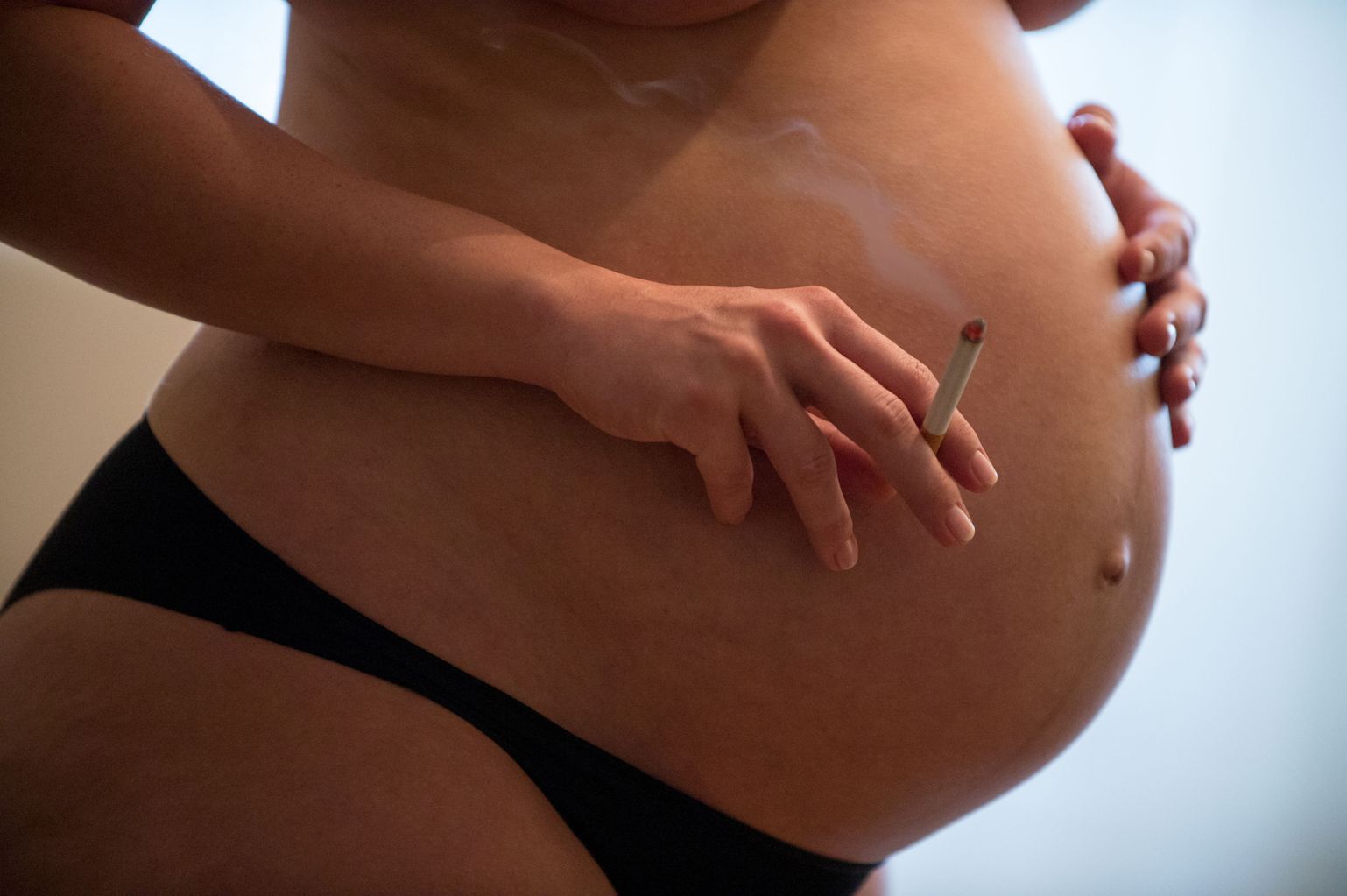 22 неделя тянет живот. Беременные. Беременные курильщицы. Курящие беременные женщины.