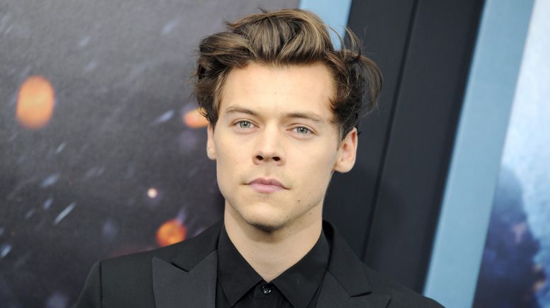 Fans in shock as Harry Styles 'groped' by over-eager fan | Celebrity ...