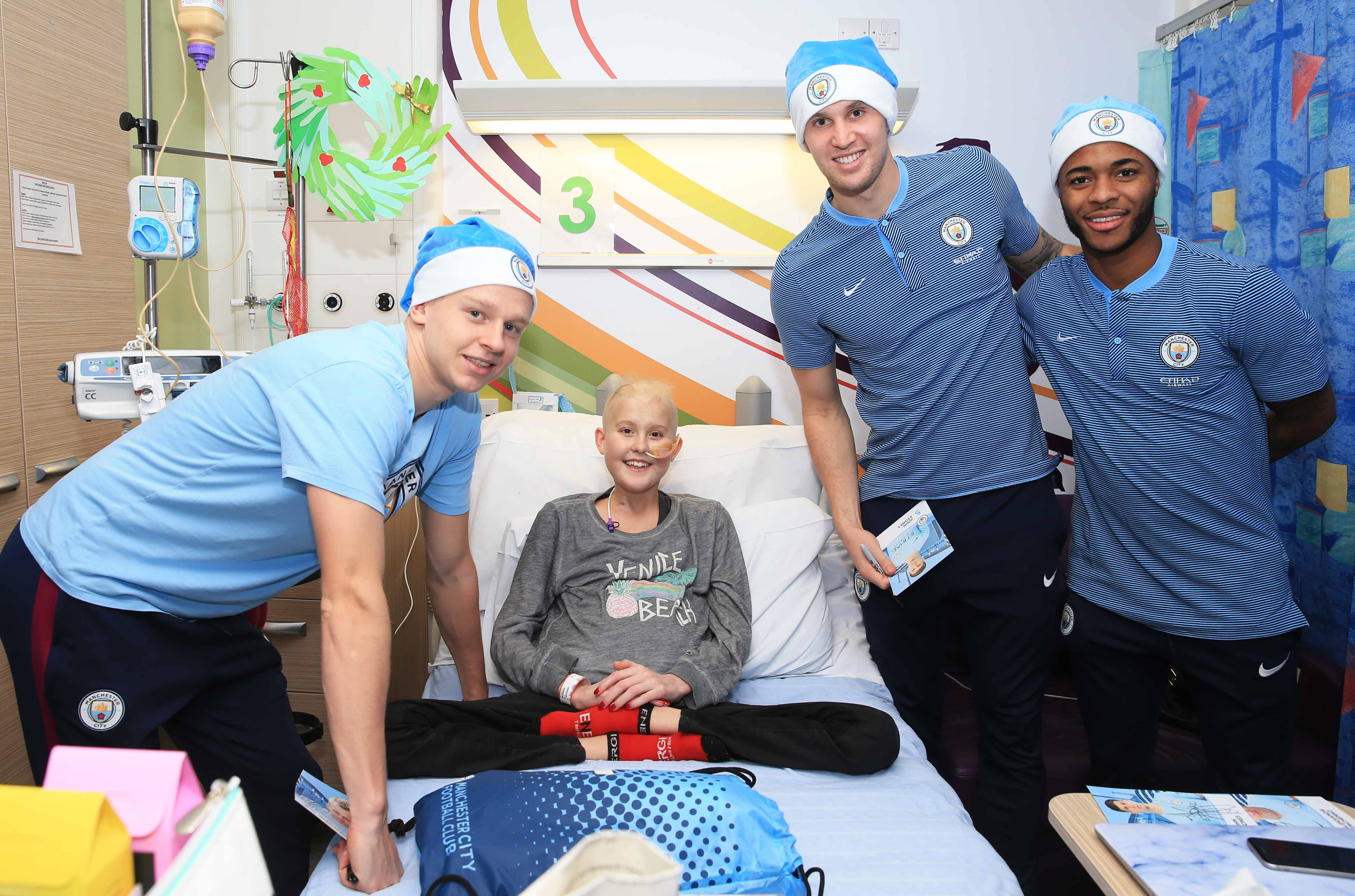 Jogadores do Manchester City levam presentes de Natal para crianças em  hospital; VÍDEO - Rádio Capital Fm