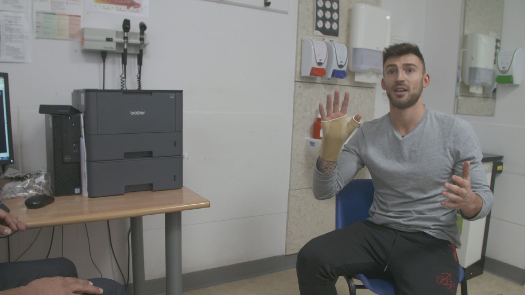 Jake Quickenden dislocates his thumb