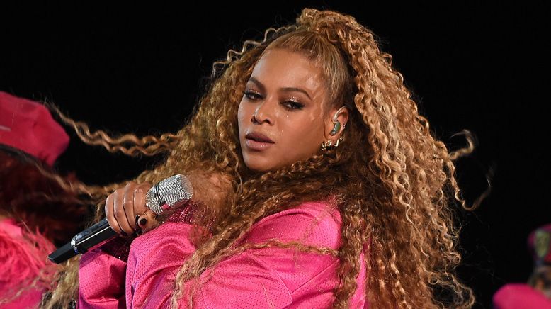 WATCH: Beyoncé has an epic fall during Coachella's second weekend ...
