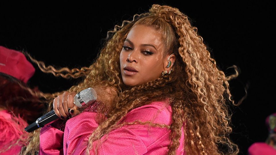 WATCH: Beyoncé has an epic fall during Coachella's second weekend ...