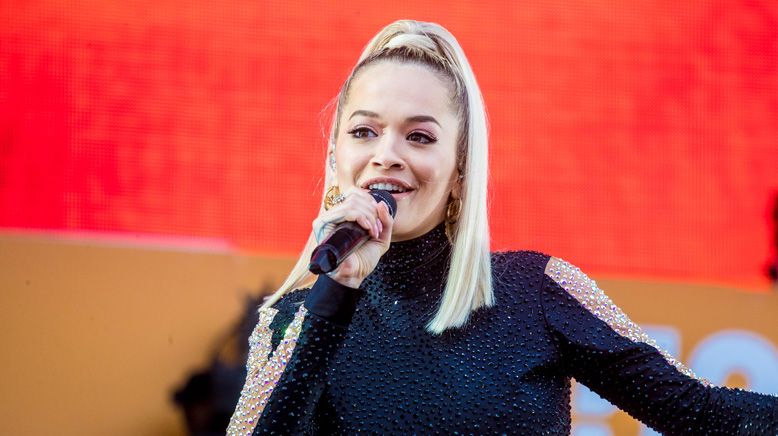 Rita Ora performs 'Lonely Together' for the first time since Avicii's ...