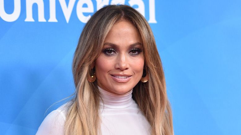 WATCH: Jennifer Lopez deals with her wardrobe malfunction brilliantly ...