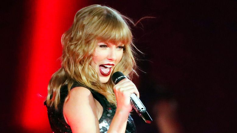 WATCH: Special guests join Taylor Swift for 'Shake It Off' at the ...