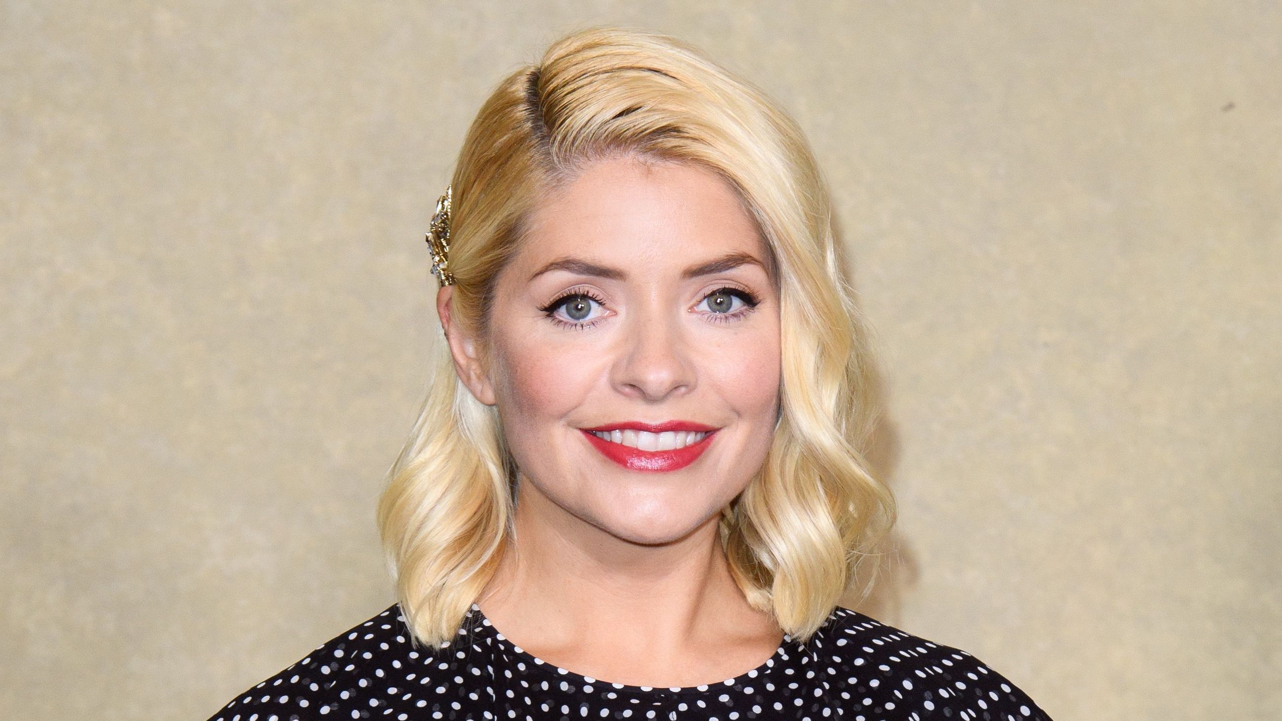 Holly Willoughby Is Getting A Massive Amount Of Money For Im A Celebrity Celebrity Hits Radio 