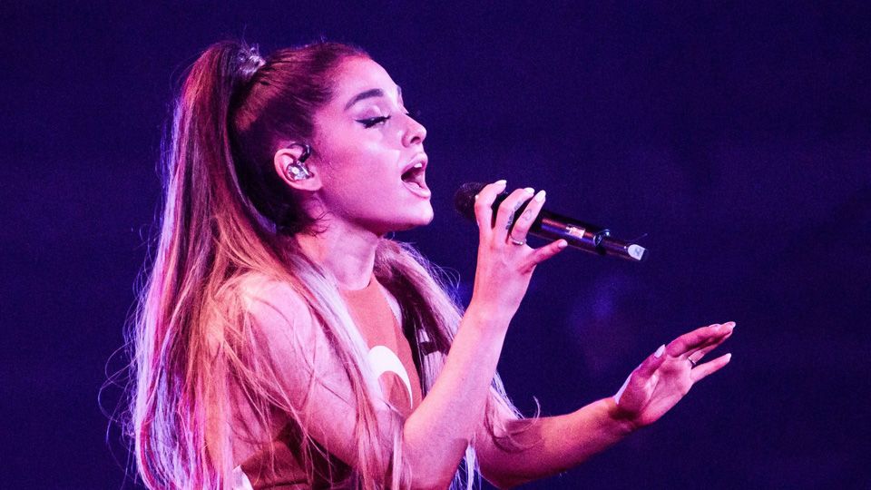 Ariana Grande STUNS fans with her performance of 'The Wizard and I'
