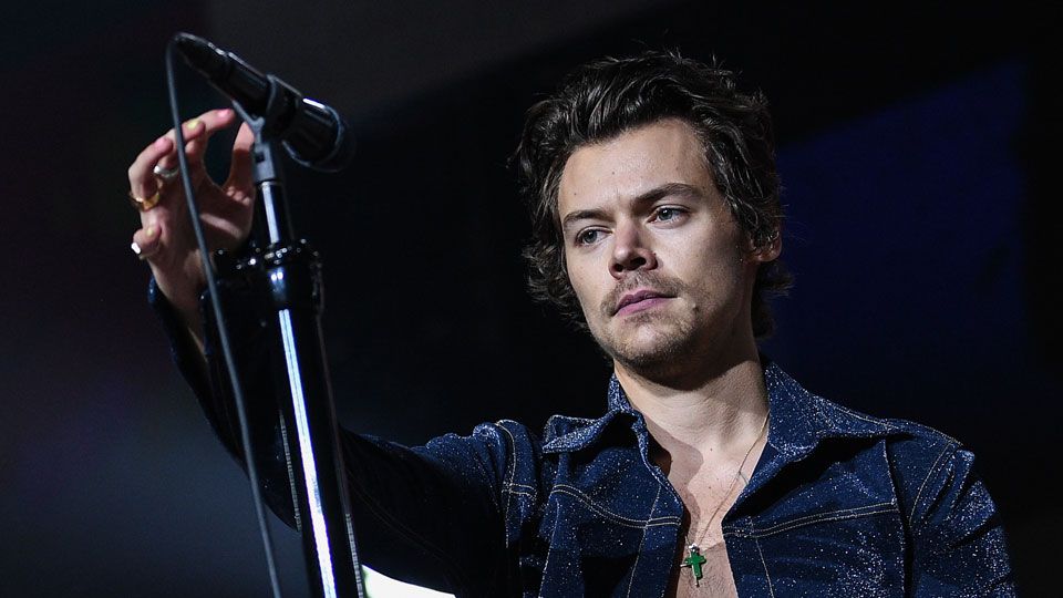 Harry Styles offered to look after a fan's dog and the photo is the CUTEST