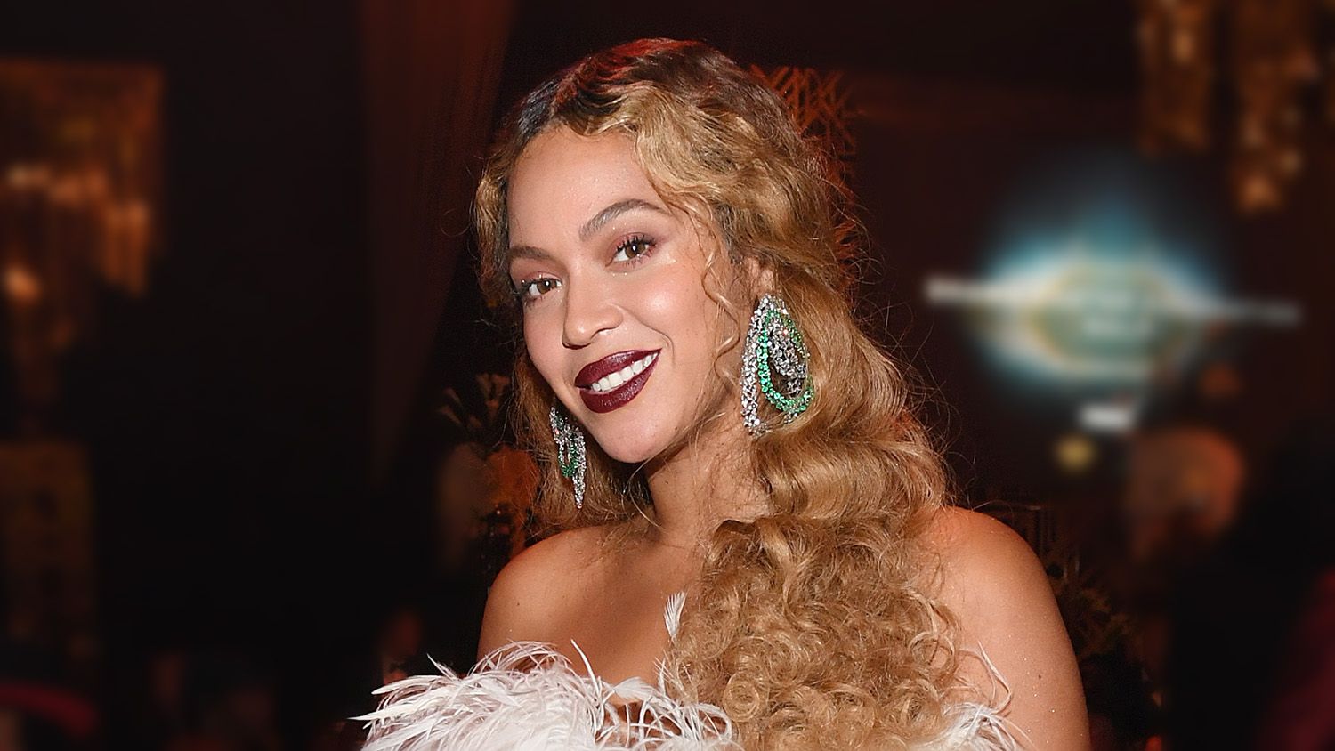 Is Beyonce singing on the new James Bond theme song for No Time To Die?