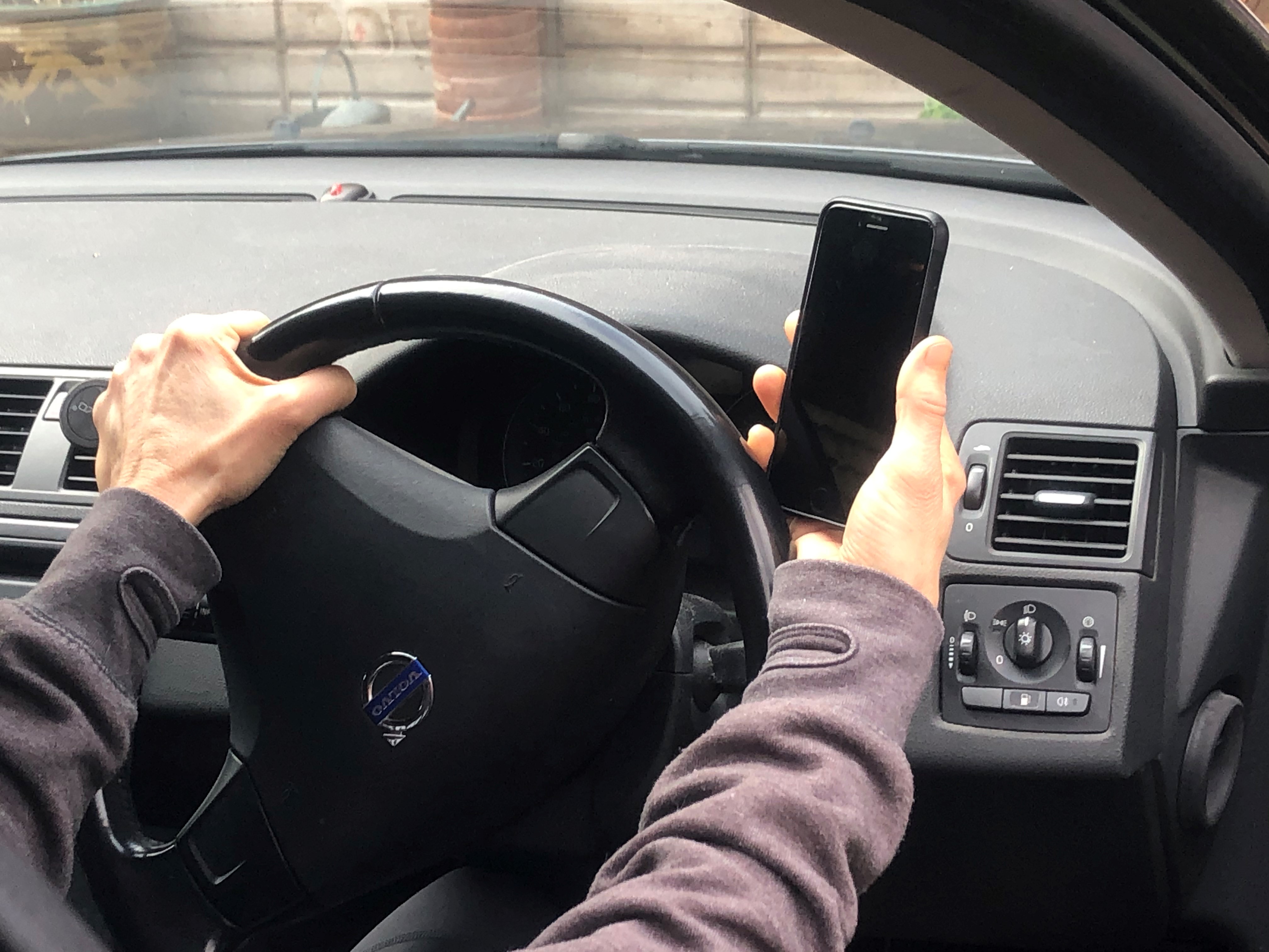 Hampshire Police crack down on mobile phones while driving | GHR Salisbury