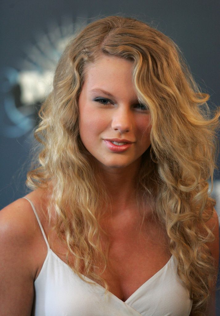 Taylor Swift smiles after her record deal signing in 2004