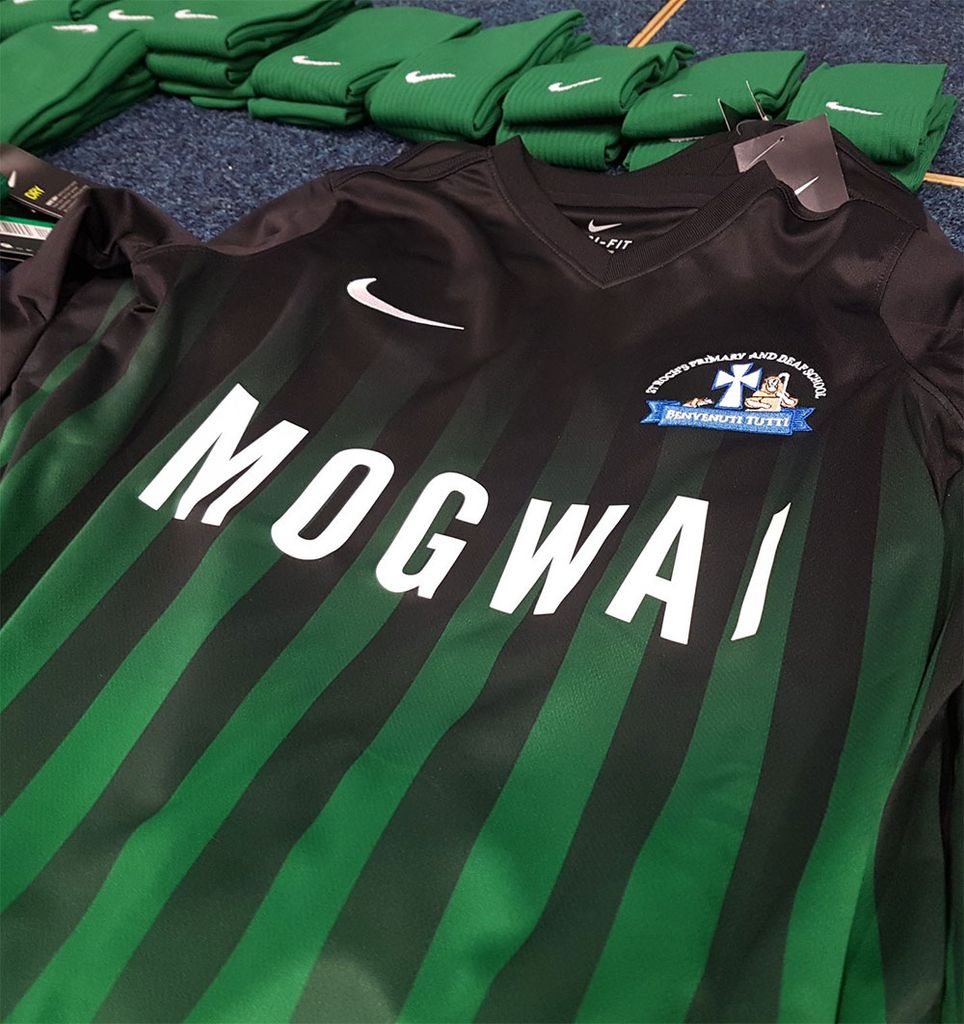 La camiseta de fútbol de Mogwai.