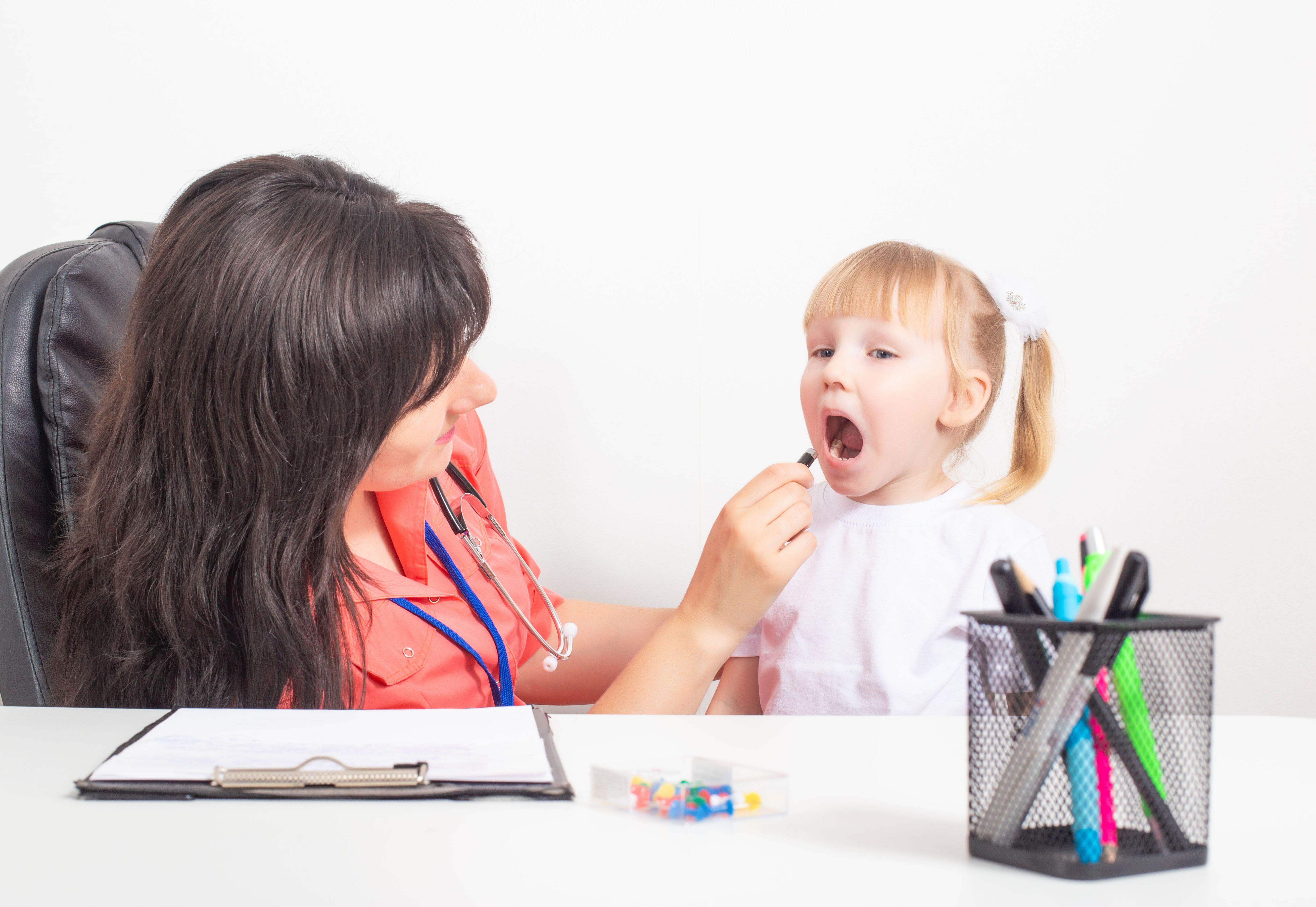 Delete child. Вырывание молочного зуба. Красивые зубы и волосы ребенок и сыр. Delete child. Выдëргивание зубов детям.