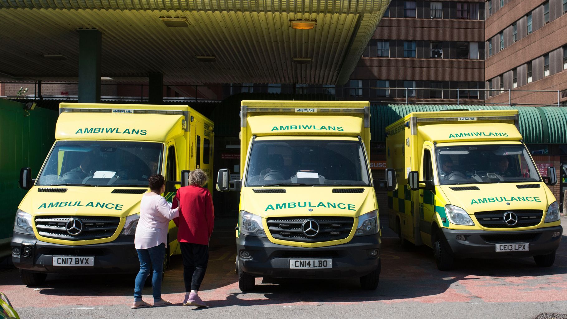 Ambulance handover delays put patients at risk in Wales, report says