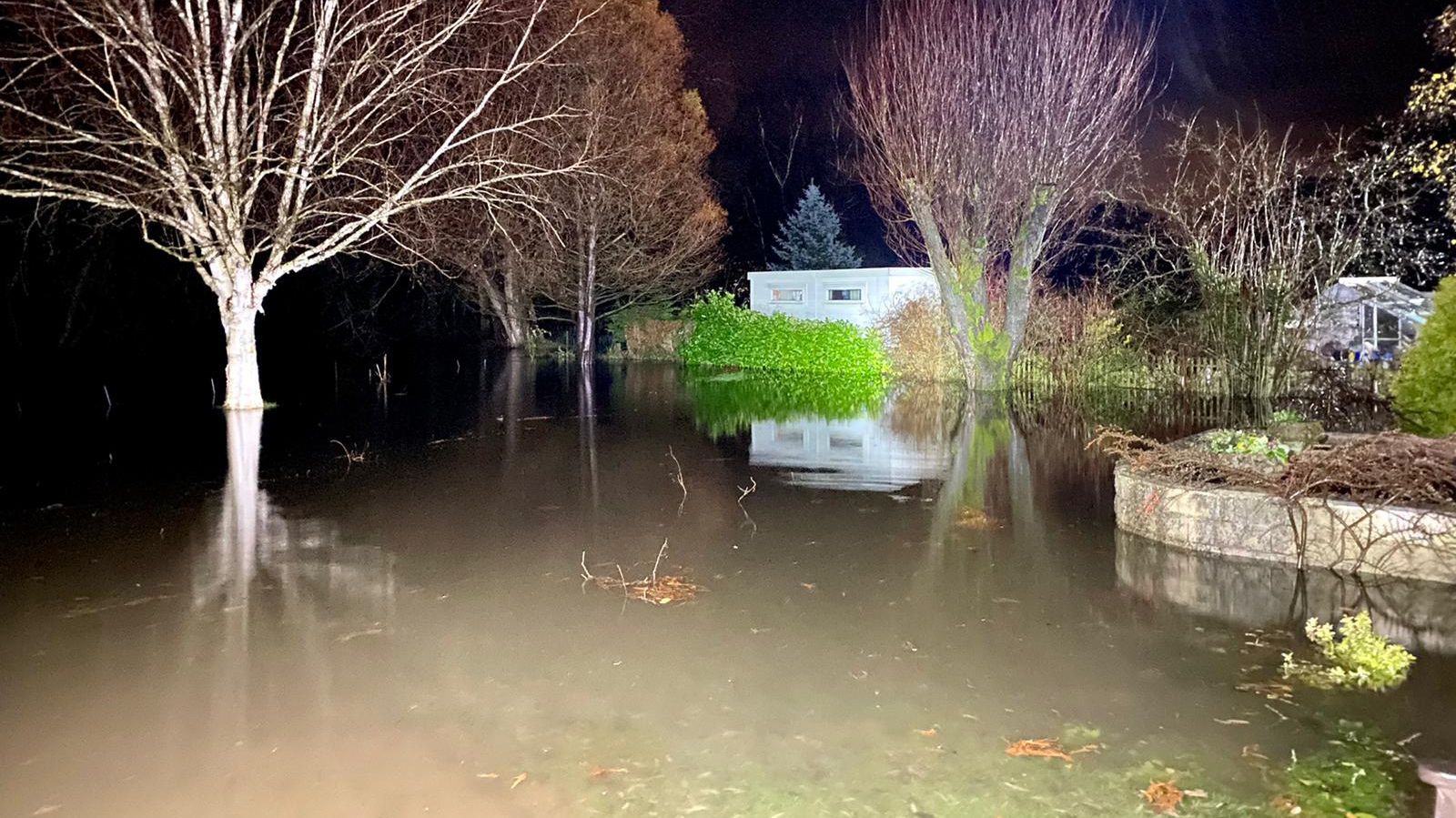 Derbyshire Dales: Flooding causes issues along River Wye 