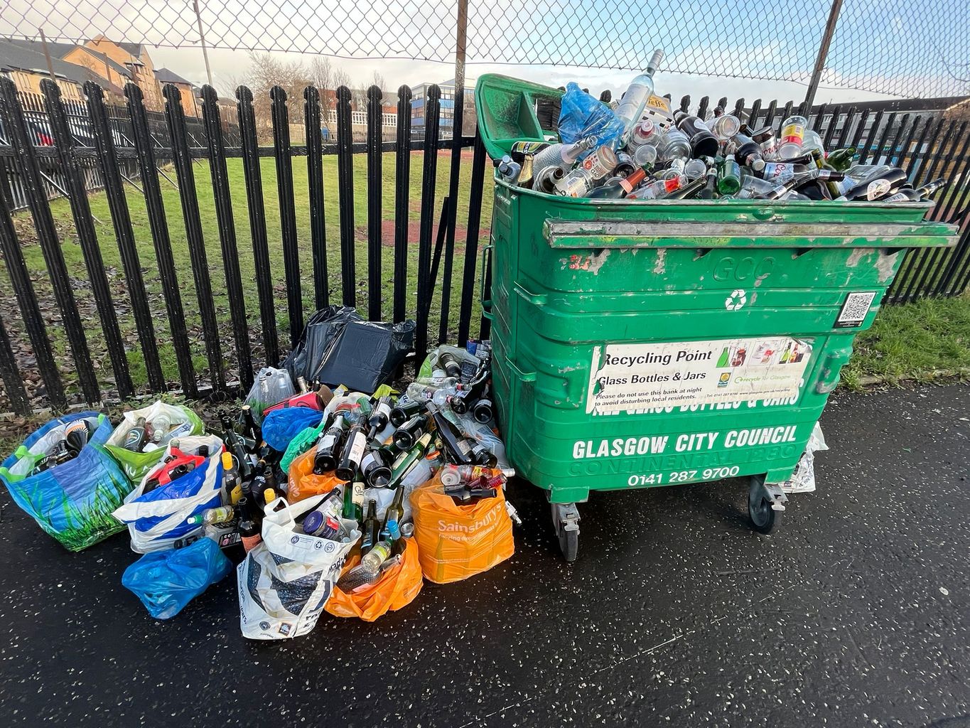Overflowing Glasgow bins are "attracting rats", say locals News Clyde 2