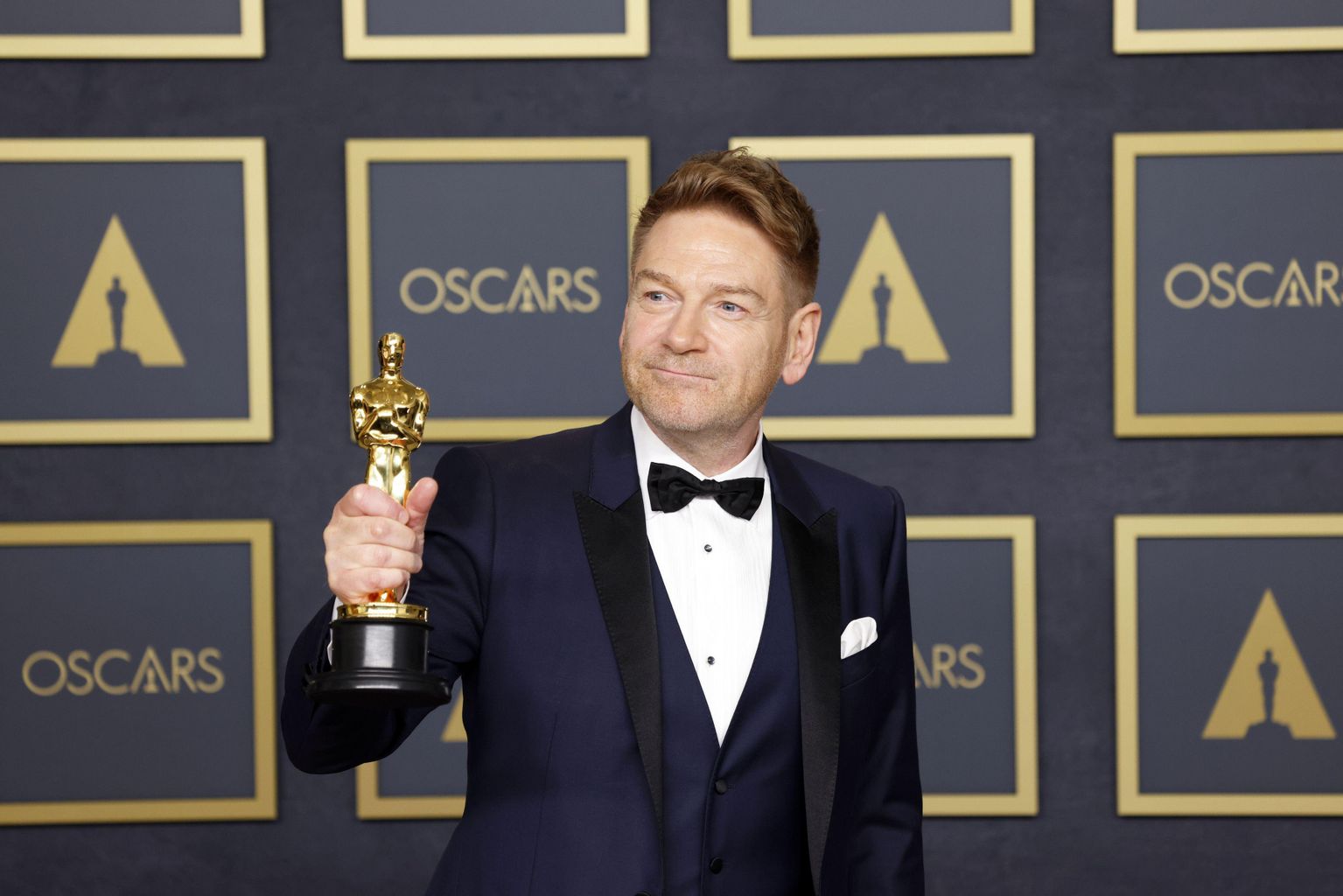 Kenneth Branagh dedicates his first Oscar to the people of Belfast ...