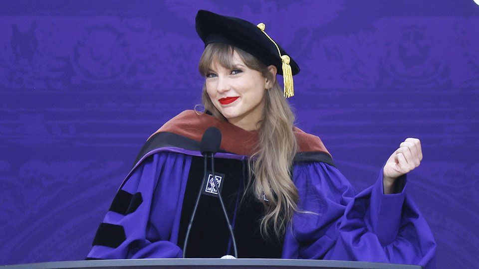 taylor swift graduation dress reveals 'life hacks' she's learnt in her career vendor-Barbara Tfank
