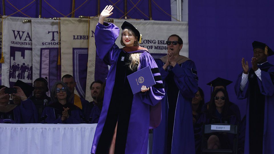 2022: Taylor Swift receives an honorary doctorate at NYU
