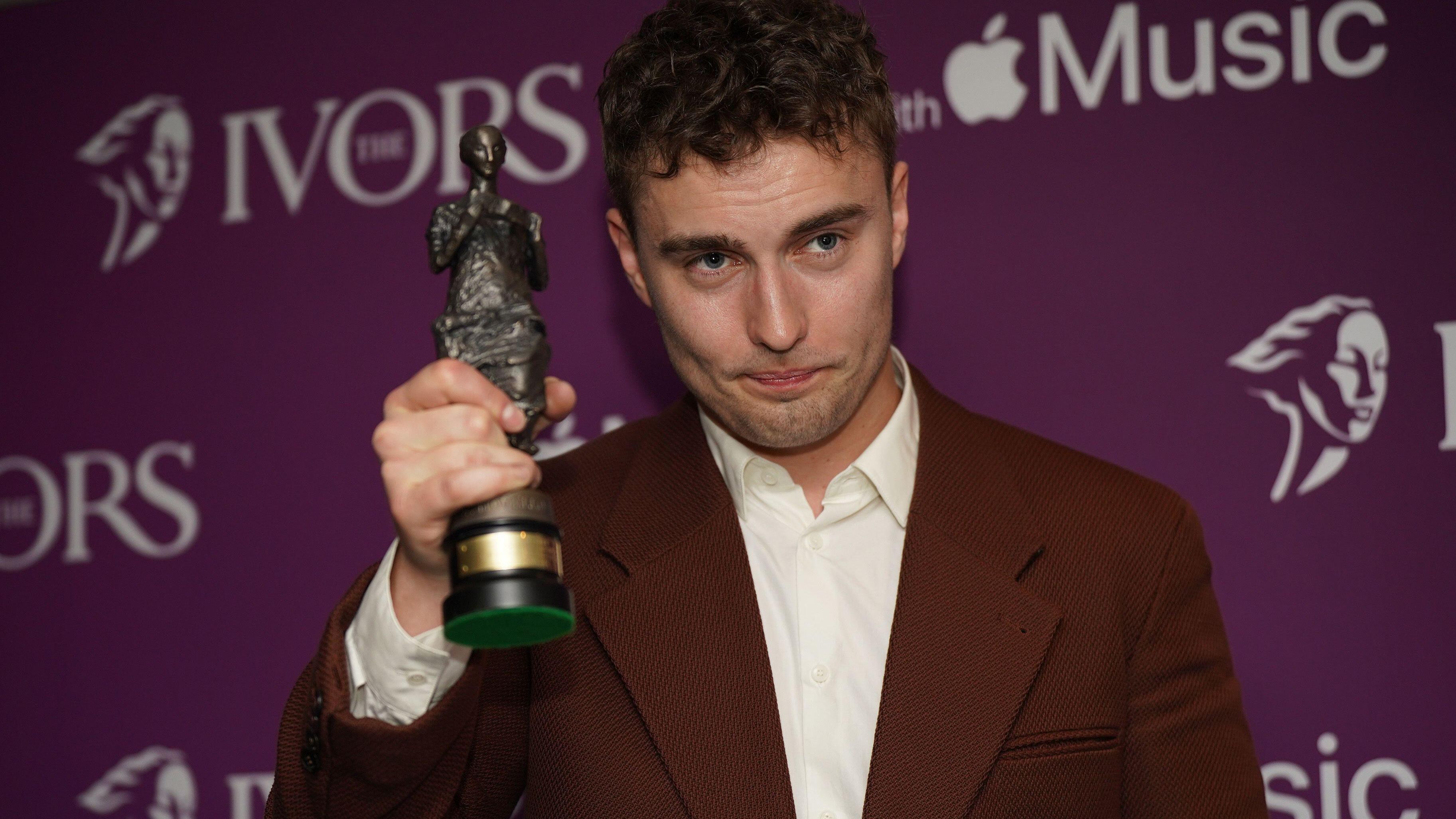 Sam Fender Urges Music Industry Sam Fender’s Ivor Novello Moment: Why the Industry’s Class Ceiling is Finally Cracking