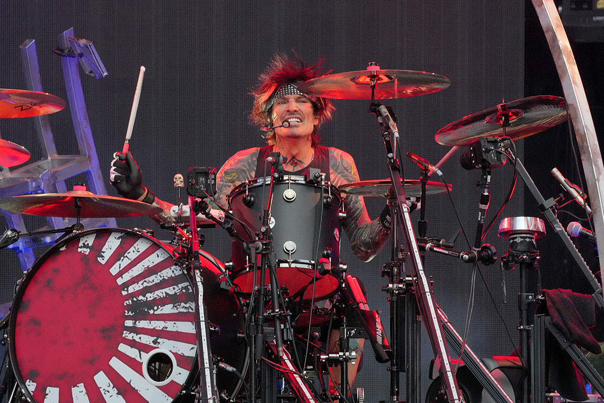 Tommy Lee exits Mötley Crüe's first Stadium Tour show after five songs