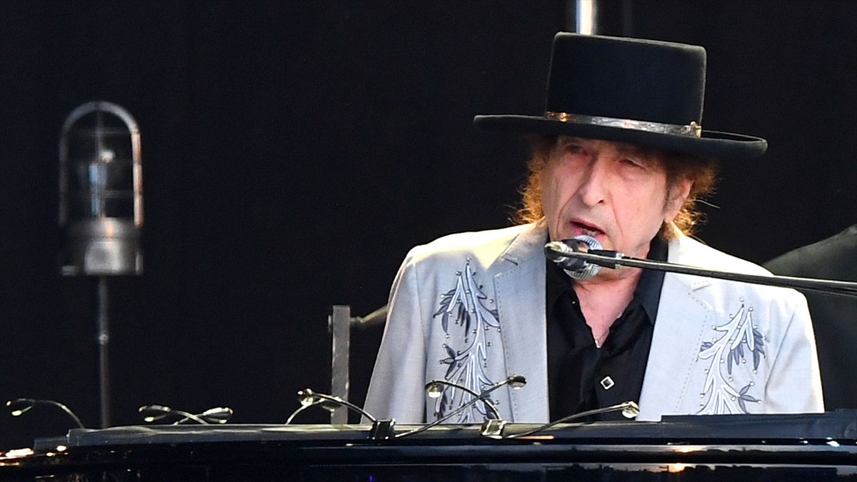 Bob Dylan announces October 2022 UK tour and bans mobile phones