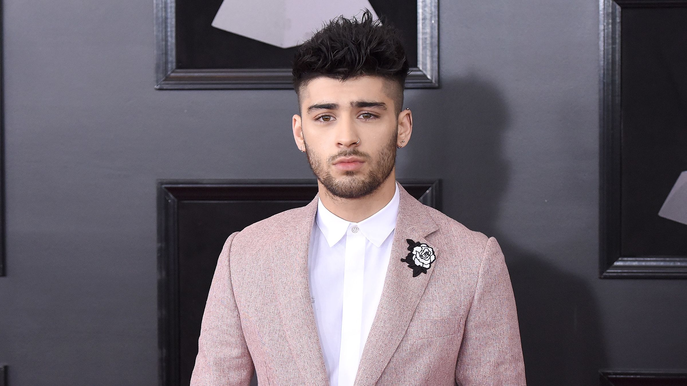 Zayn Malik excites fans by singing One Direction's 'Night Changes'