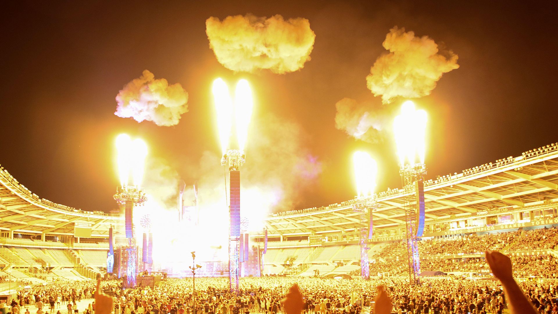 En images. Lance-flammes, pyrotechnie, effets spéciaux: Rammstein a régalé  le Groupama Stadium