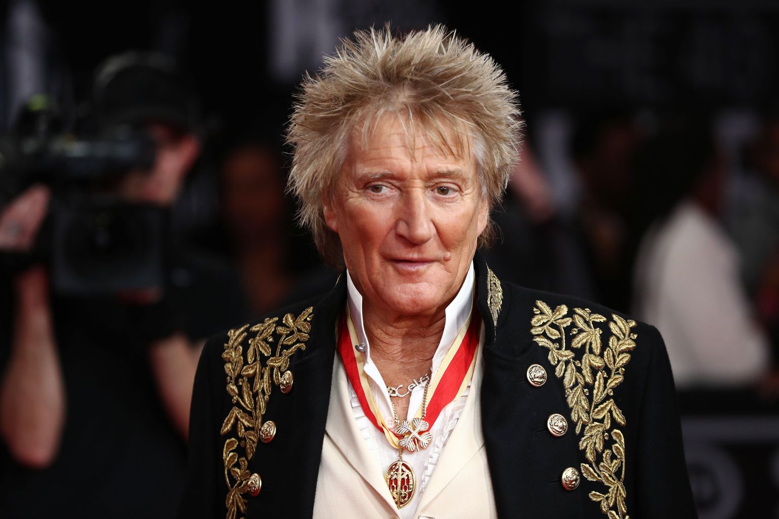 Sir Rod Stewart rents out his house to help Ukrainian refugees ...