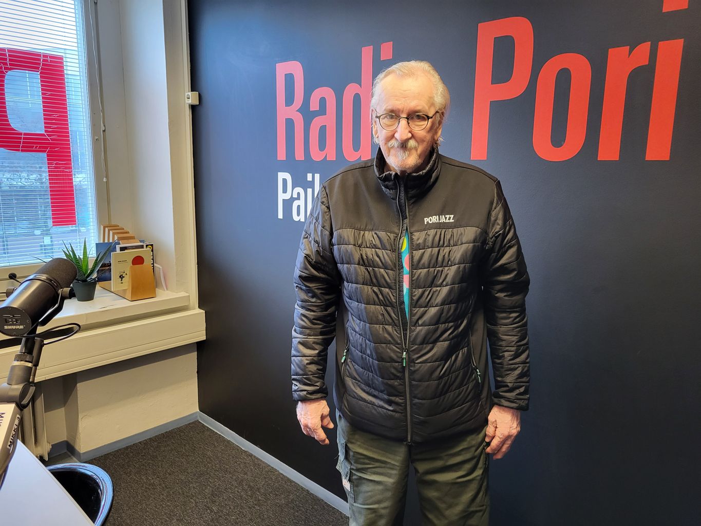 Torstain kahvivieraana rumpalilegenda Reiska Laine. 