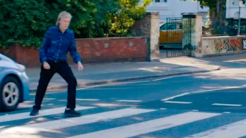 Paul McCartney almost hit by a car recreating The Beatles' Abbey Road cover
