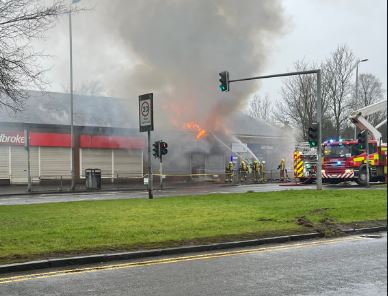 Fire crews tackle blaze at Glasgow fast food shop