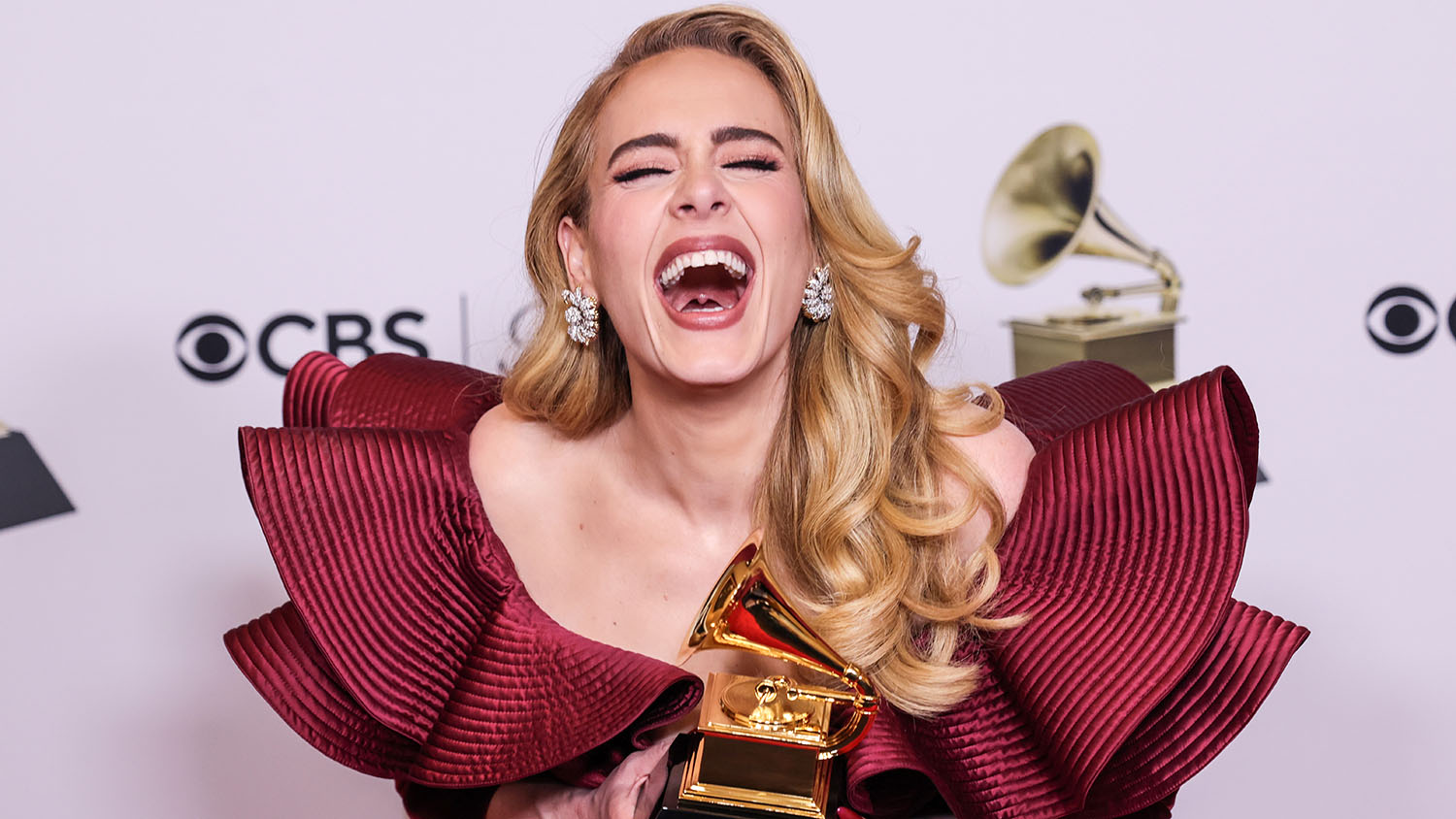 https://cdn.apollo.audio/one/media/63e0/d3bc/3de0/4c05/a326/bbc2/adele-grammys-2023-easy-on-me-award.jpg