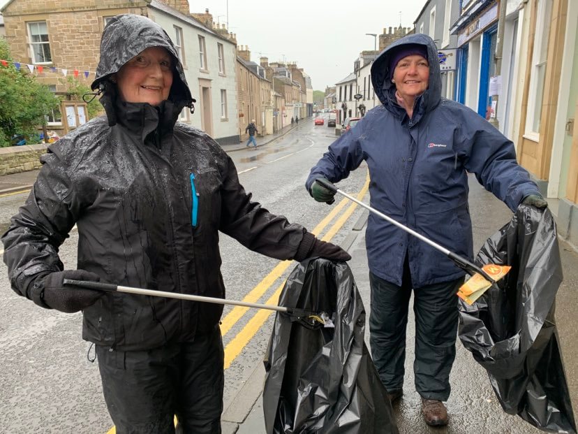 Fit for a King: Volunteers brave rain to take part in Giant Litter Pick ...