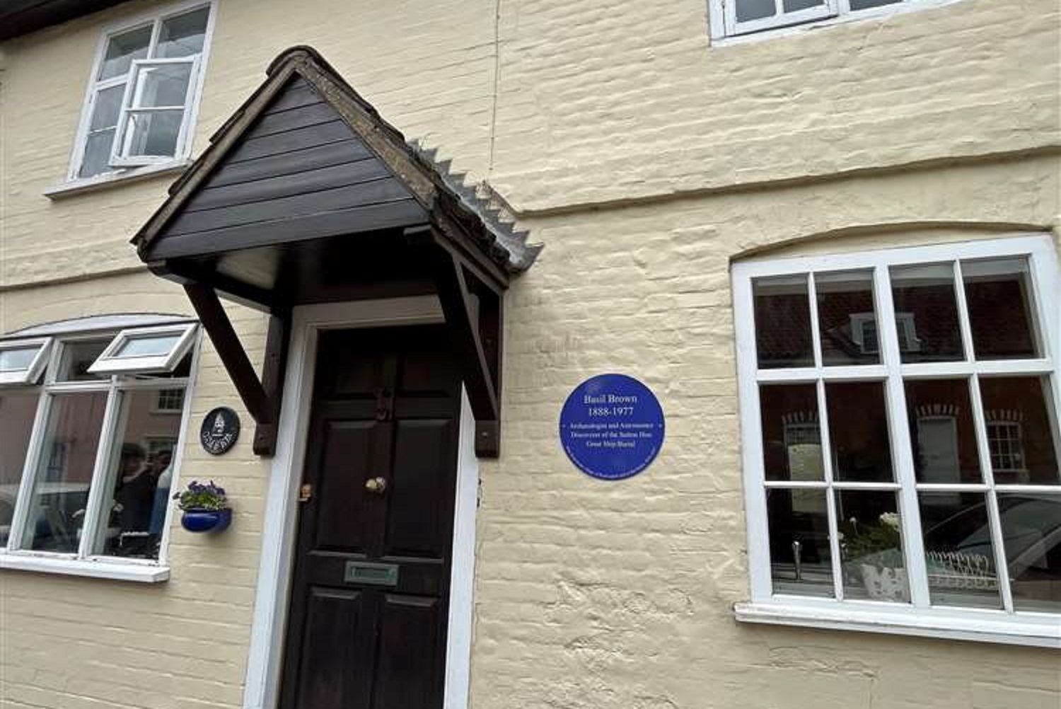 Blue plaque unveiled to honour Sutton Hoo archaeologist News Hits Radio