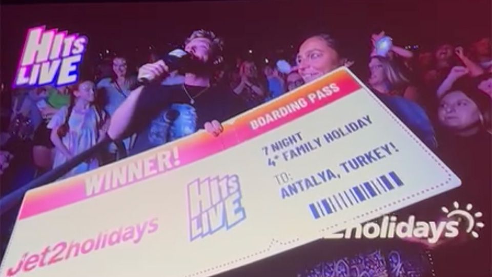Şanslı bir izleyici üyesi, Hits Live Liverpool’da Jet2 sayesinde bir Tatil kazandı