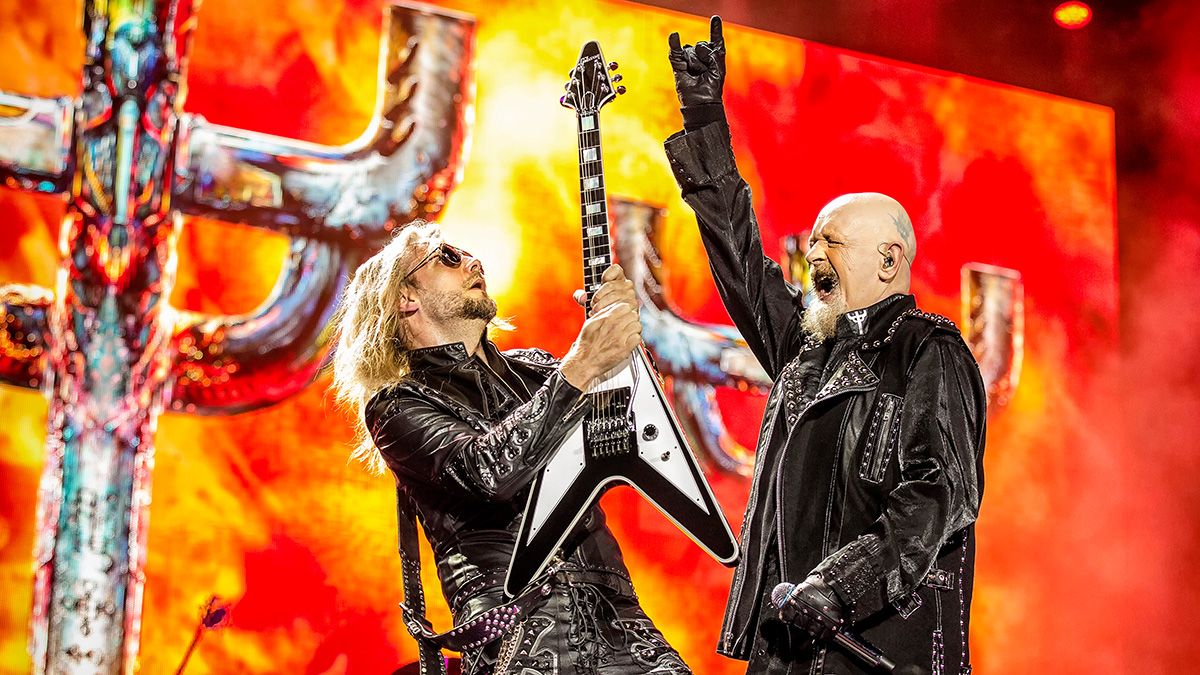 Ο Richie Faulkner και ο Rob Halford των Judas Priest