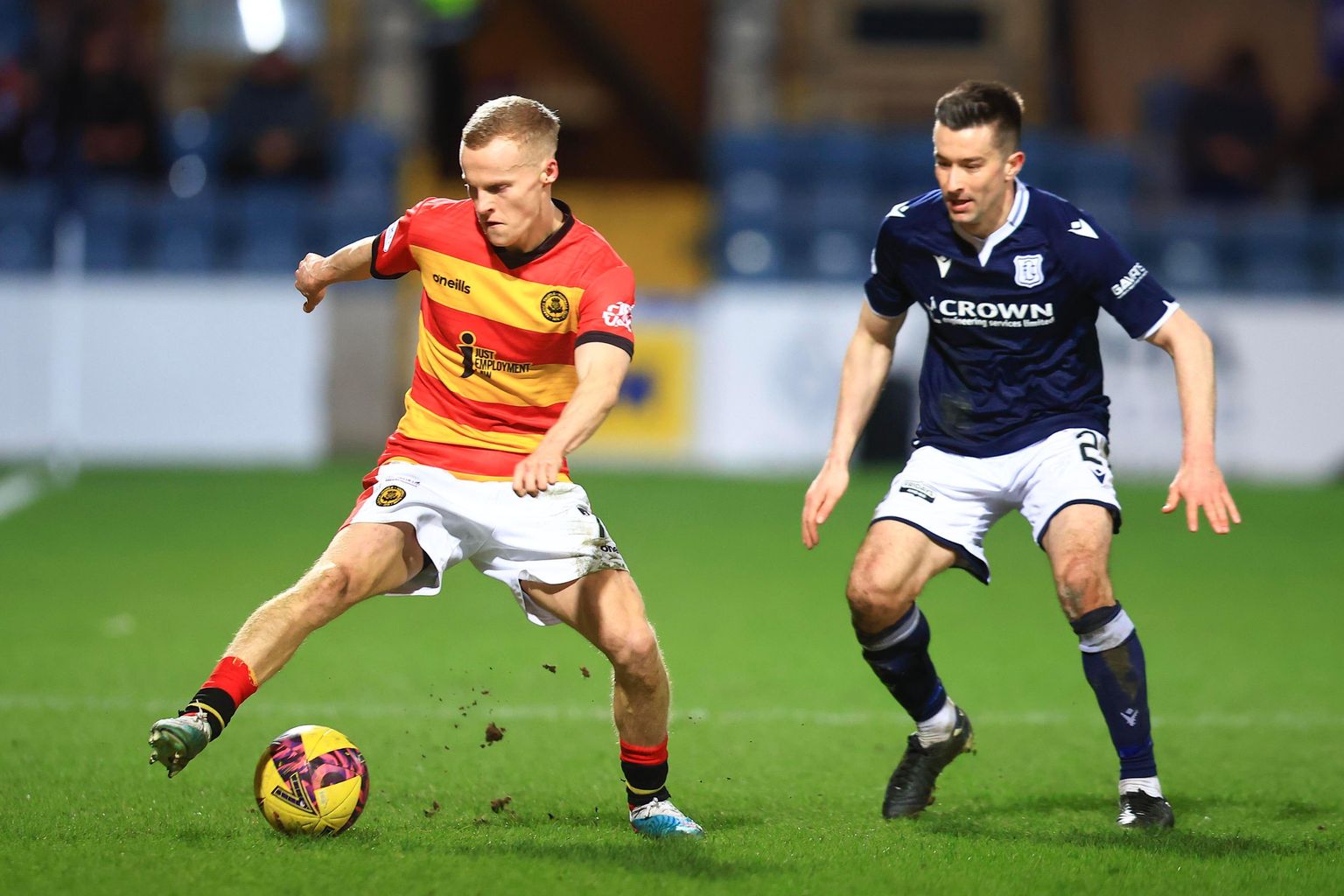Scott Tiffoney signs for Dundee