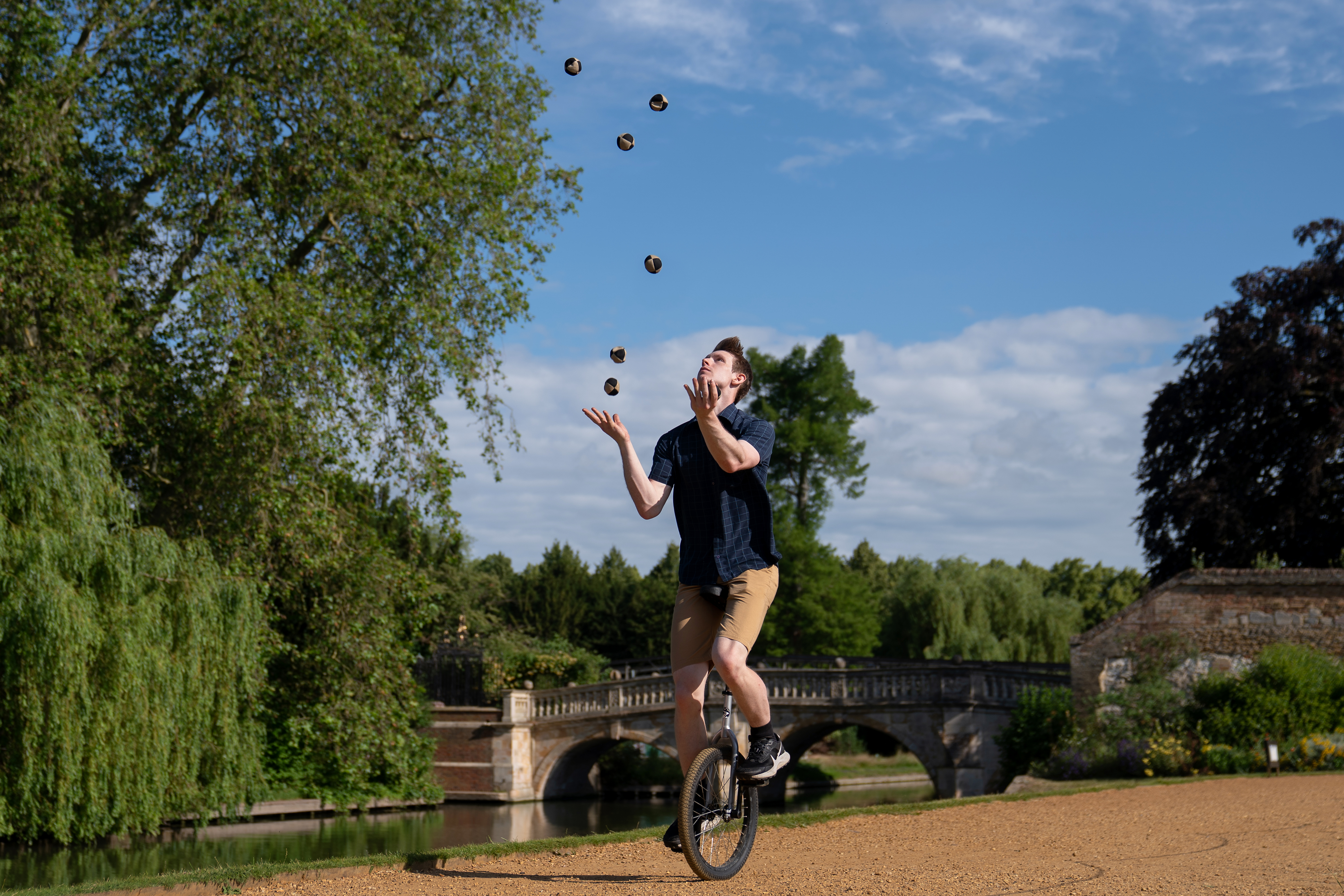 Cambridge student breaks juggling world record