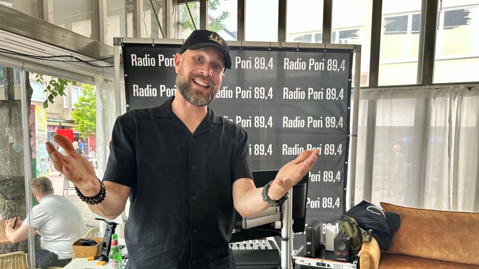 Ville Ahtiainen Radio Porin SuomiAreena vieraana.