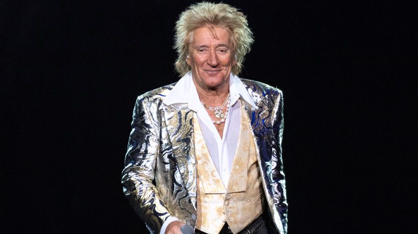 Rod Stewart duets with 94-year-old sister Mary on stage