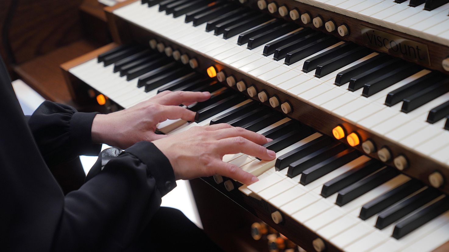 straal Geboorteplaats venster Matt Walters plays pop classics on a church organ and is going viral