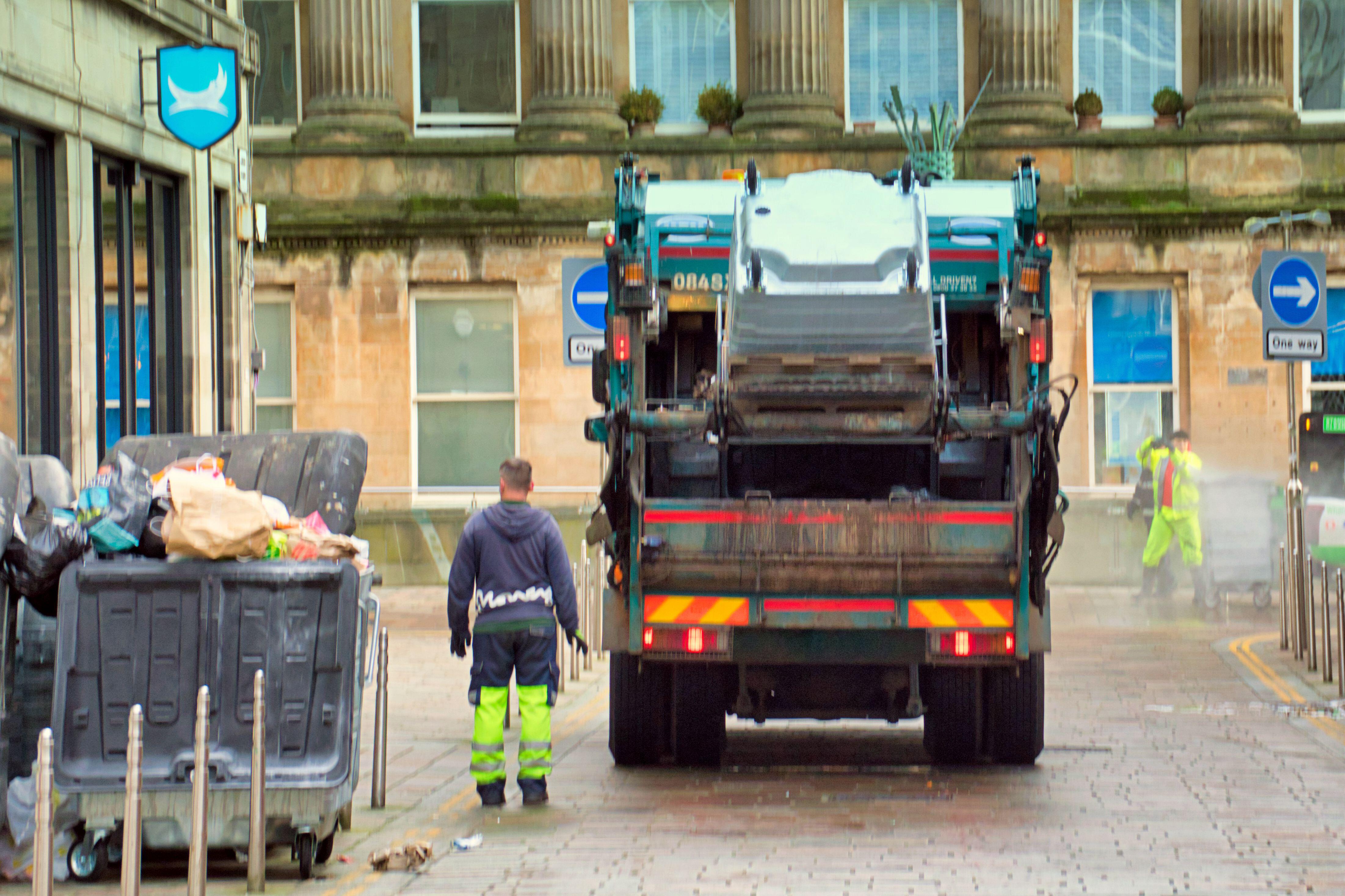 Bin lorry drivers in Glasgow threaten action over extra admin work