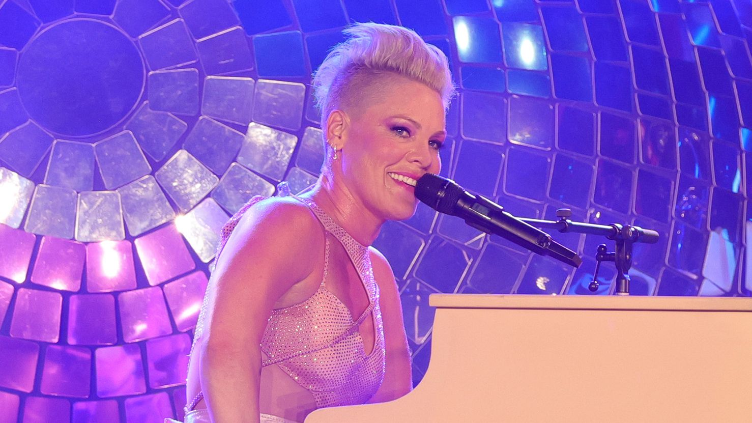 P!NK - Try (The Truth About Love - Live From Los Angeles) 