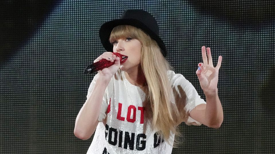 Taylor Swift gifts 'nearly £4 million' to her tour truckers