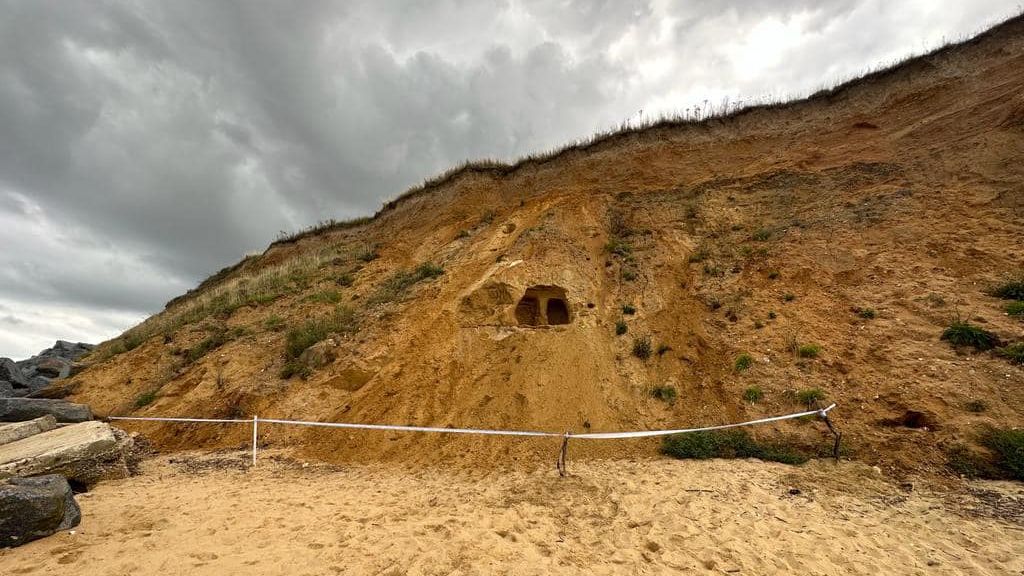Gorleston Coastguard issues safety warning after children dig 'den ...