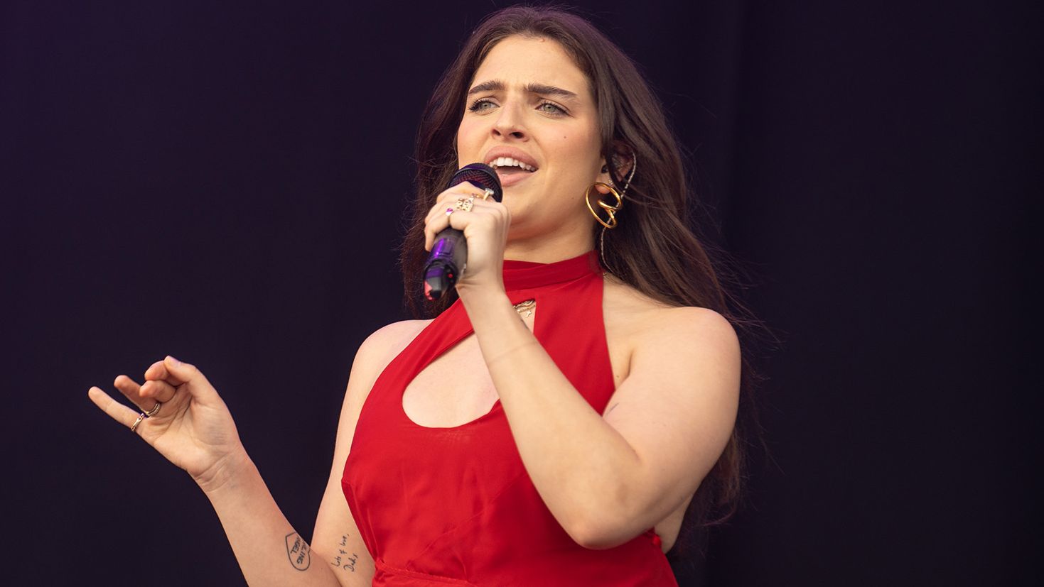 Example Uk Singer Mae Muller: Get to know the singer who represented the UK at Eurovision ...